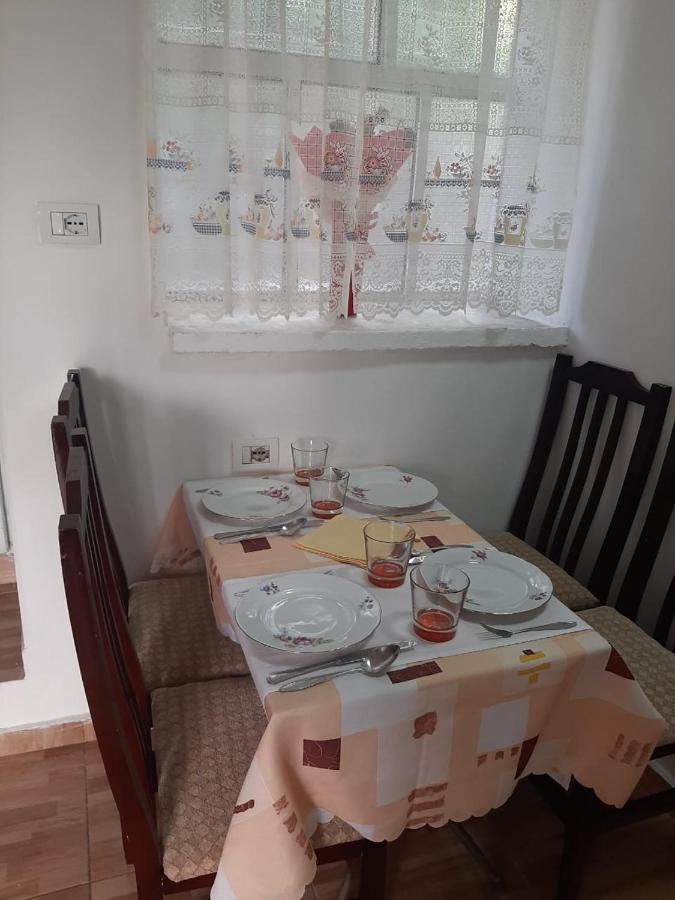 Gjirokastër Vrenjo Guesthouse מראה חיצוני תמונה